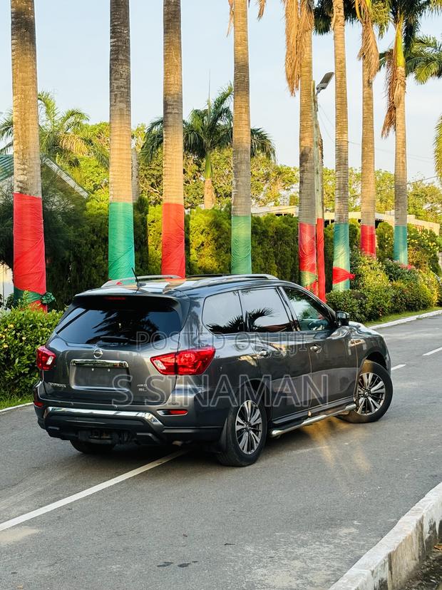 Nissan Pathfinder SL 4x4 2018 Gray
