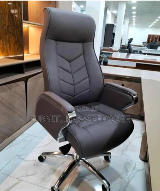 High-Back Executive Office Chair · Photo 2