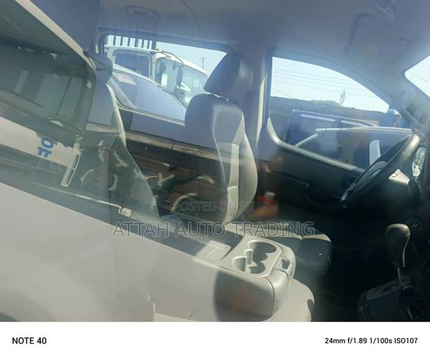 Hyundai Starex 2000 Yellow photo 2