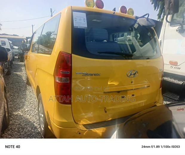 Hyundai Starex 2000 Yellow photo 4