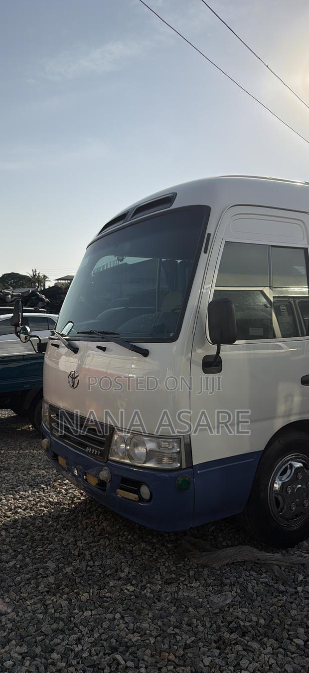 Toyota Coaster 2015 White · Photo 1