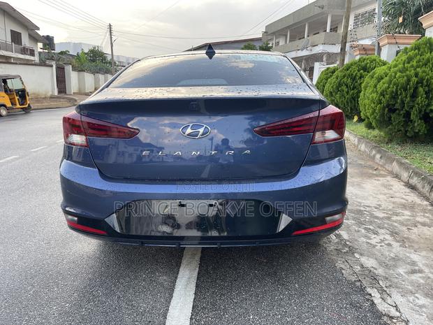 Hyundai Elantra 2022 Blue photo 3