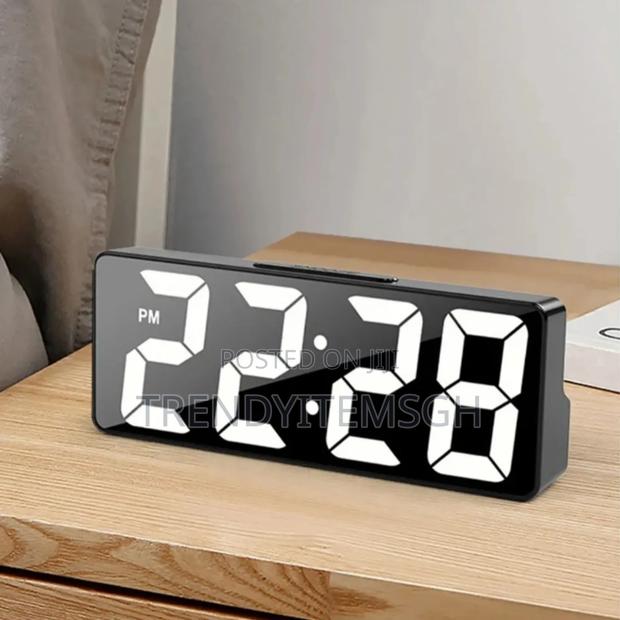 Led Mirror Electriconic Usb Battery Dual Purpose Digital Alarm Clock · Photo 3