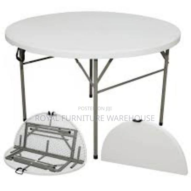 Foldable White Table With the Diameter of 154cm · Photo 2