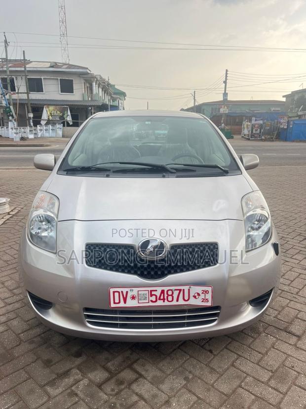 Toyota Vitz 2010 Silver