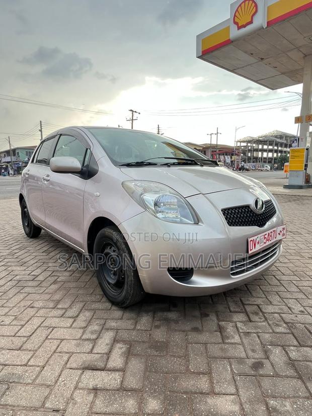 Toyota Vitz 2010 Silver photo 3