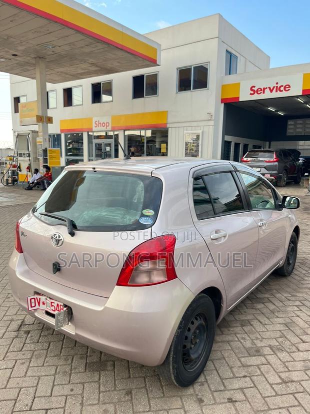 Toyota Vitz 2010 Silver photo 4