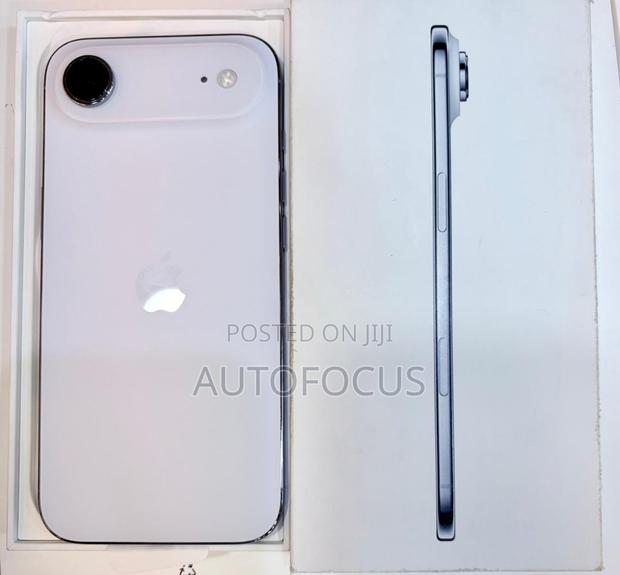 Apple iPhone 17 256 GB Blue · Photo 4