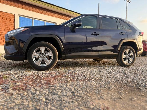 Toyota RAV4 XLE FWD 2024 Blue