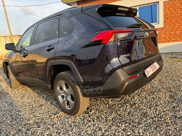 Toyota RAV4 XLE FWD 2024 Blue