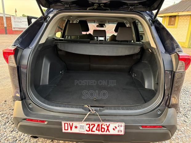 Toyota RAV4 XLE FWD 2024 Blue