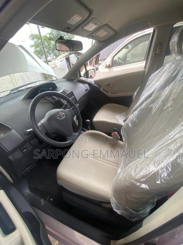 Toyota Vitz 2010 Silver photo 5