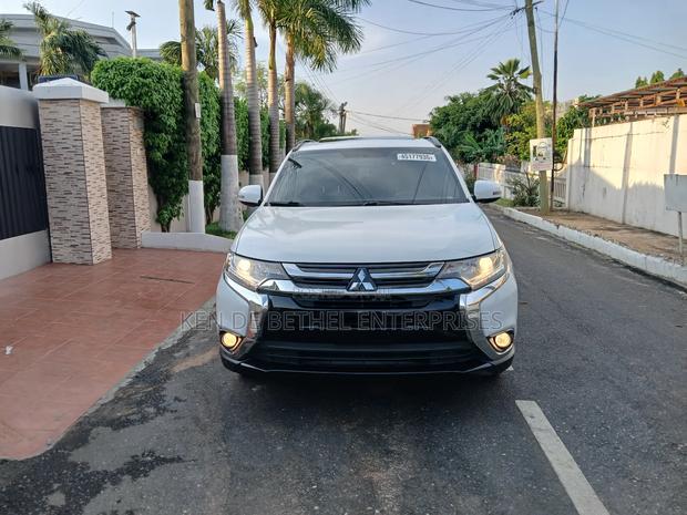 Mitsubishi Outlander SE AWC 2018 White photo 3