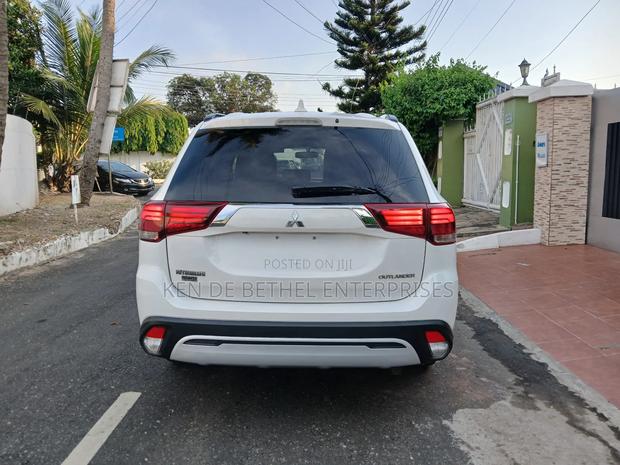 Mitsubishi Outlander SE AWC 2018 White photo 4