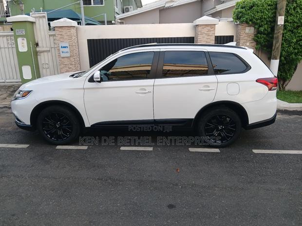 Mitsubishi Outlander SE AWC 2018 White photo 5