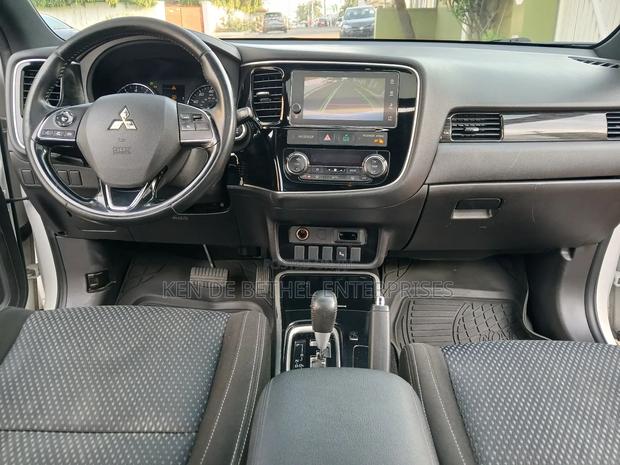 Mitsubishi Outlander SE AWC 2018 White photo 7