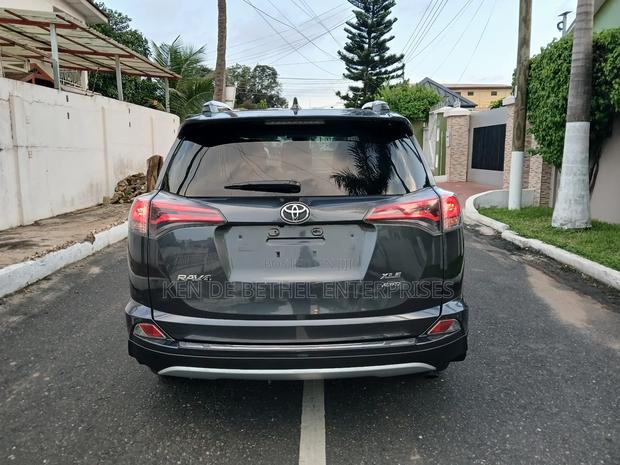 Toyota RAV4 XLE 4dr SUV AWD (2.5L 4cyl 6A) 2018 Gray photo 3