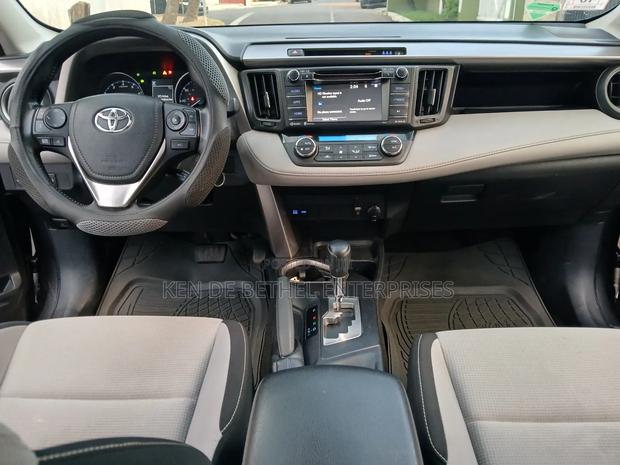 Toyota RAV4 XLE 4dr SUV AWD (2.5L 4cyl 6A) 2018 Gray photo 4