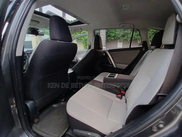 Toyota RAV4 XLE 4dr SUV AWD (2.5L 4cyl 6A) 2018 Gray photo 5