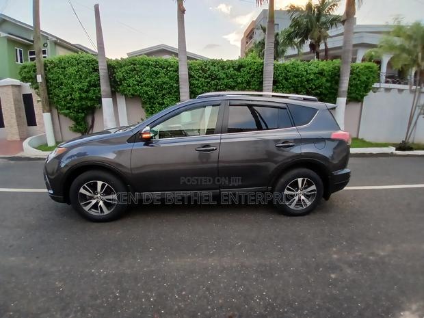 Toyota RAV4 XLE 4dr SUV AWD (2.5L 4cyl 6A) 2018 Gray photo 6