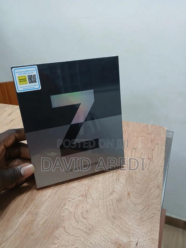 New Samsung Galaxy Z Fold 3 256 GB Black photo 3