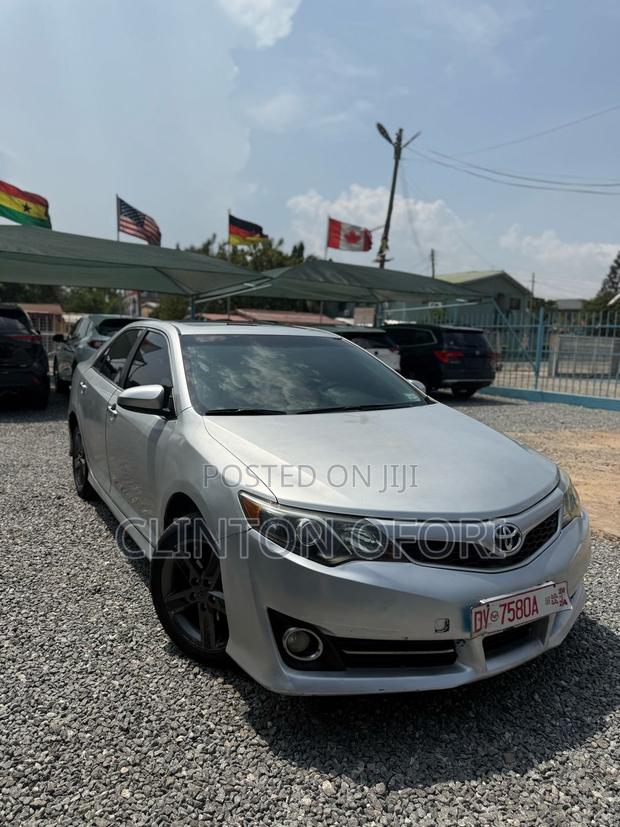 Toyota Camry SE 4dr Sedan (2.5L 4cyl 6A) 2013 Gray