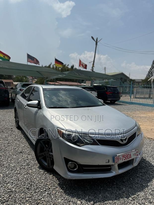 Toyota Camry SE 4dr Sedan (2.5L 4cyl 6A) 2013 Gray