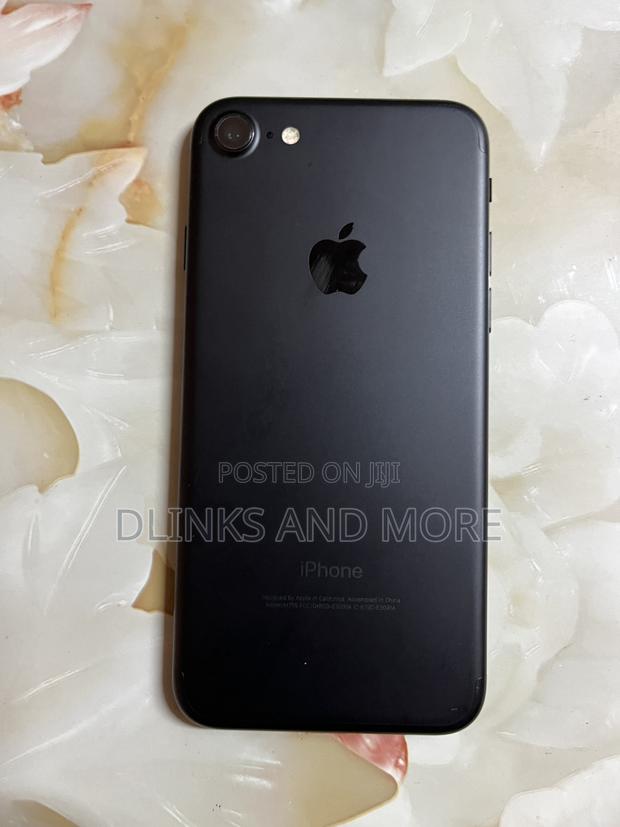 Apple iPhone 7 128 GB Black · Photo 4