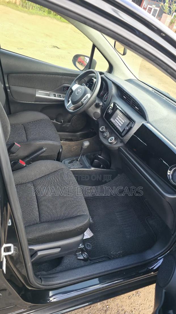 Toyota Vitz 1.3 FWD 5dr 2014 Black