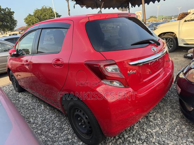 Toyota Vitz 1.0 FWD 5dr 2014 Red photo 3