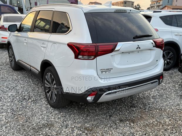 Mitsubishi Outlander SEL S-AWC 2020 White photo 2