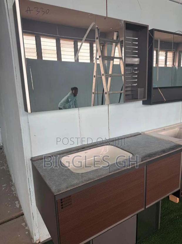 Marble Top Cabinet Basin With Mirror- 100cm · Photo 3