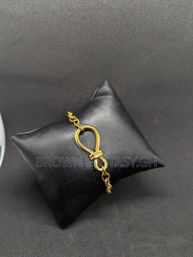 Knot Style Ladies Bracelet · Photo 4