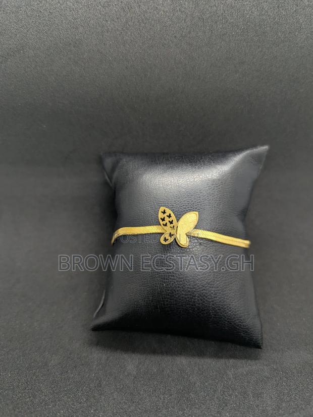 Butterfly Charm Ladies Bracelet · Photo 4