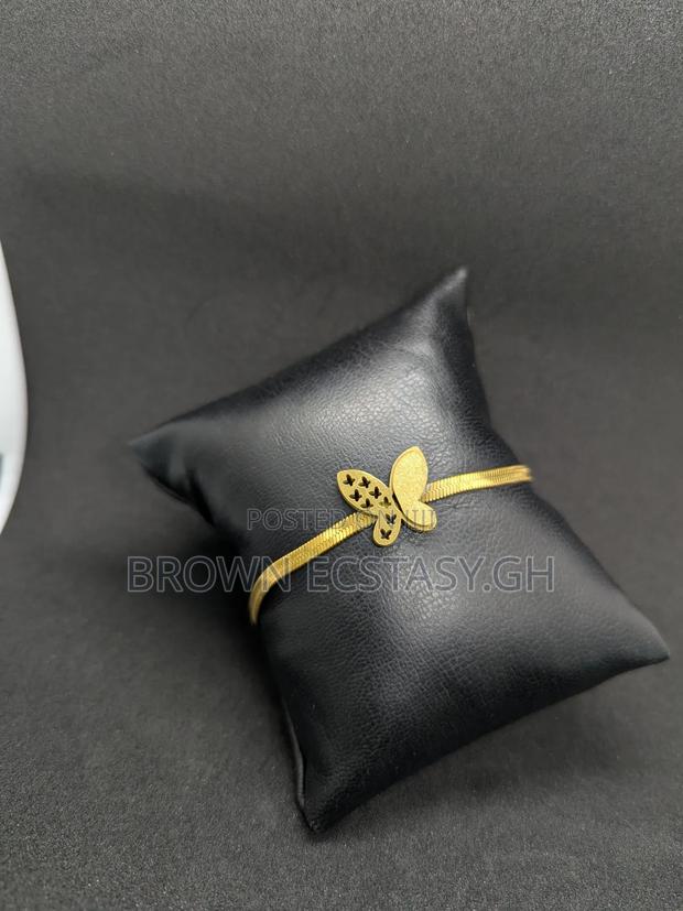 Butterfly Charm Ladies Bracelet · Photo 3