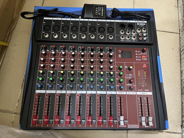 Professional 8-Channel Audio Mixer · Photo 3