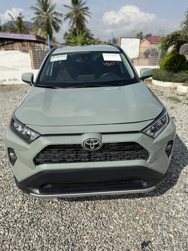 Toyota RAV4 XLE 2021 Green