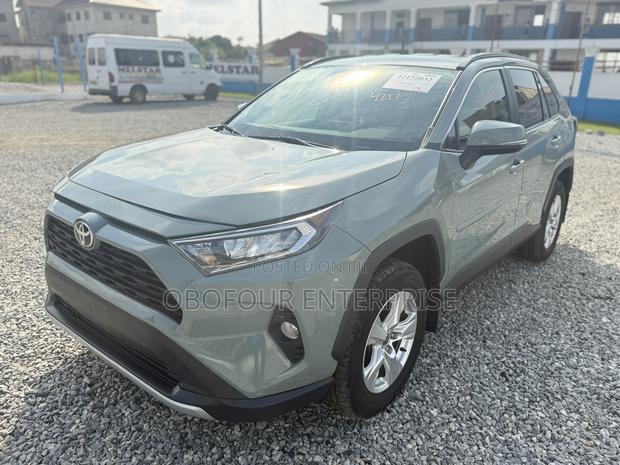 Toyota RAV4 XLE 2021 Green