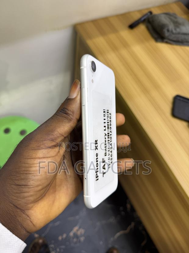 Apple iPhone XR 64 GB White photo 2