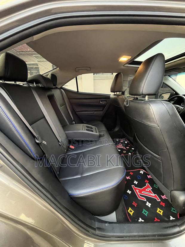 Toyota Corolla XSE (1.8L 4cyl 2A) 2018 Burgundy photo 11