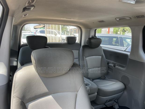 Hyundai Starex 2015 Silver photo 9