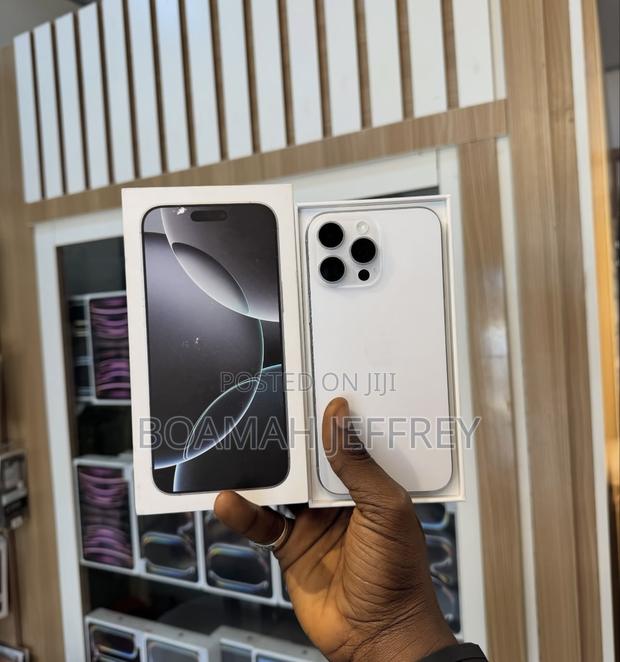 Apple iPhone 16 Pro Max 512 GB White · Photo 4