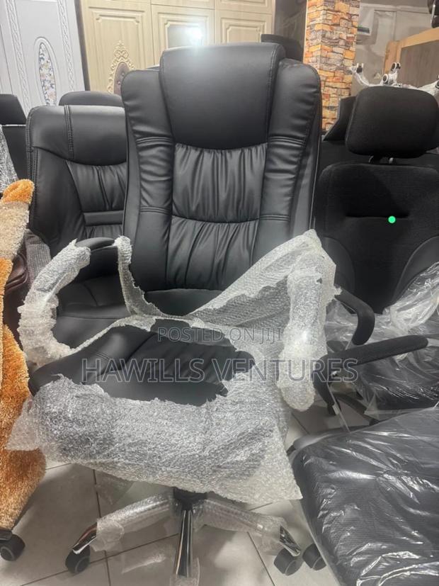 Modern Executive Swivel Chair · Photo 2