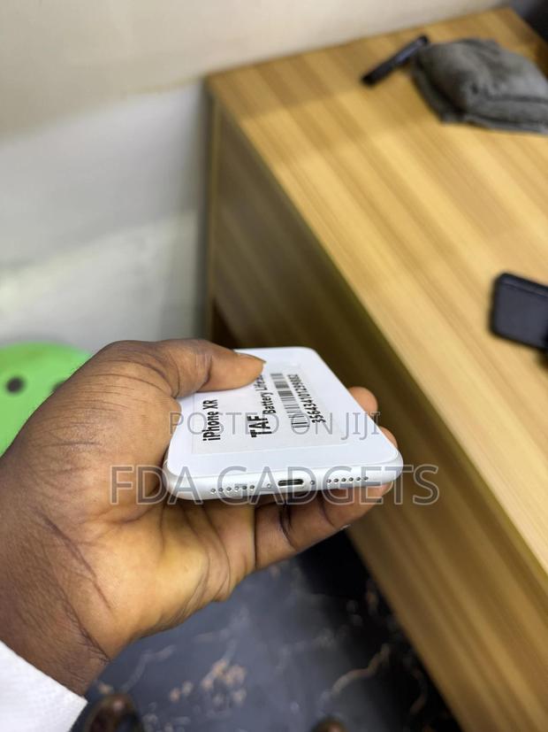 Apple iPhone XR 64 GB White photo 3