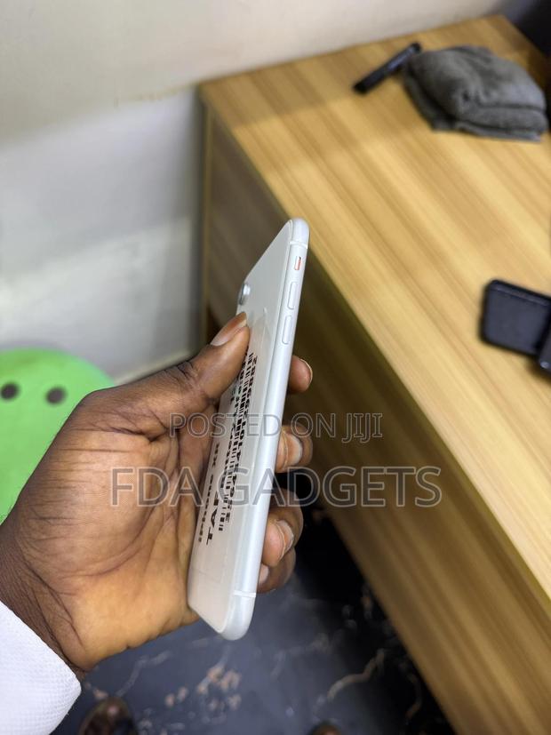 Apple iPhone XR 64 GB White photo 4
