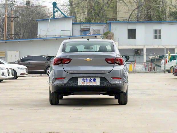 Chevrolet Monza 2021 Silver photo 3