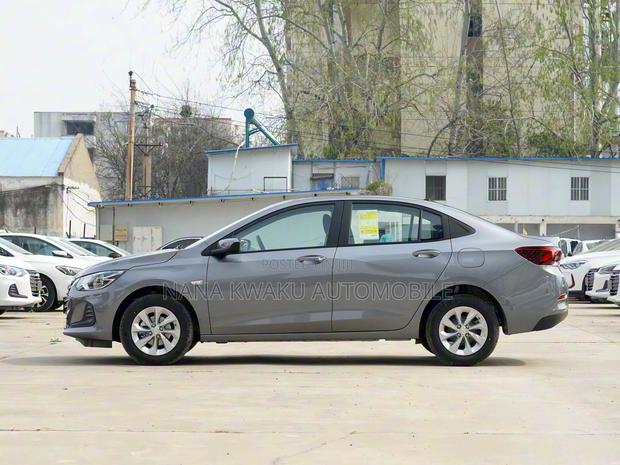 Chevrolet Monza 2021 Silver photo 6