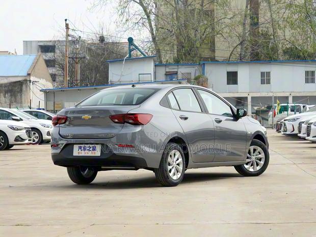Chevrolet Monza 2021 Silver photo 2