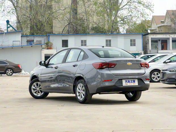Chevrolet Monza 2021 Silver photo 5