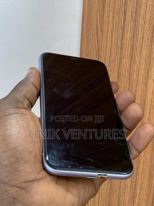 Apple iPhone 11 128 GB Purple · Photo 4